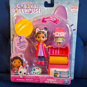 Gabby’s Dollhouse, Art Studio Set with 2 Toy Figures, 2 Accessories, Deliver